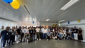Foto de 40 aniversario de Haulotte Group: Innovacin y Servicio por bandera