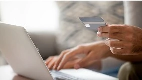 Foto de Casi la mitad de los españoles opta por pagar sus compras online con tarjeta