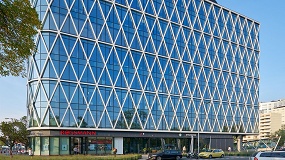 Foto de COOL-LITE� XTREME ORAɮ, vidrio para fachadas con menor huella de carbono de Saint-Gobain Glass