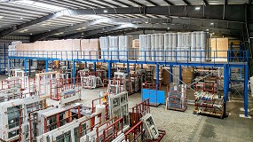 Entreplanta con estanteras Ohra que optimizan el uso del espacio en el grupo Fries