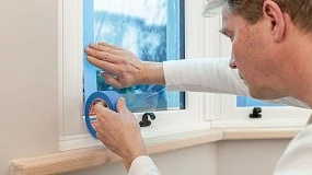 Foto de Protección segura y duradera para superficies de vidrio en trabajos de pintura y reforma con el film autoadhesivo tesa 74921