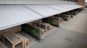 Foto de markilux instala toldos en el patio de un colegio de Londres para proteger a los estudiantes frente a las condiciones clim�ticas