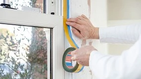 Foto de tesa 4470 Precision Mask Doble Cara: la cinta de doble cara agiliza la protección de superficies en trabajos de pintura y renovación