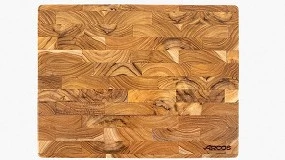 Foto de Arcos presenta una tabla de corte en madera de teca, diseñada para unir durabilidad y protección del filo de los cuchillos