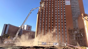 Foto de La Liebherr R 980 Demolition de Hercal, pieza clave en la demolicin de la torre de 18 plantas del Hospital 12 de Octubre
