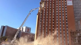 Foto de Liebherr R 980 Demolition da Hercal, pea-chave na demolio da torre de 18 andares do Hospital 12 de Outubro