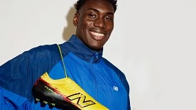 Foto de Samu Aghehowa se une al equipo New Balance