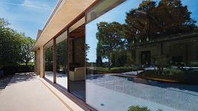 Foto de Doce metros de luz, un solo gesto: corredera motorizable E-150M en una residencia de Mallorca