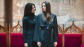 Foto de Pilar Dalbat firma los nuevos uniformes del Hotel Palacio de Santa Paula como extensión de su patrimonio histórico