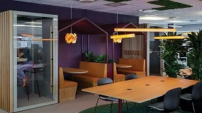 Foto de LZF ilumina el proyecto HR en Bjørvika con diseño biofílico y luminarias de madera