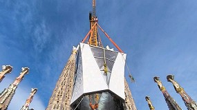 Foto de La cruz de vidrio de la torre de Jesús corona la Sagrada Família con un hito de ingeniería y precisión