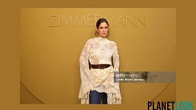 Foto de María Pombo apuesta por un recogido ‘effortless’ con ondas suaves en el desfile de Zimmermann en París