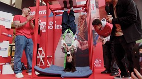 Foto de Loctite pone a prueba la resistencia de su adhesivo con una acci�n en directo en Barcelona