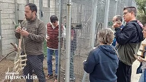 Foto de Participantes de Down Madrid instalan en el CRAS las casas y juguetes que han creado y que ahora sirven de estímulo para animales rescatados