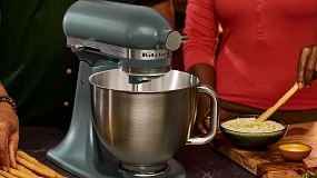 Foto de KitchenAid reinventa su icónico robot de cocina con el lanzamiento de Artisan Plus