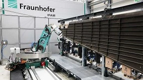 Foto de Novo rob� de maquinagem aproxima rob�tica industrial das m�quinas-ferramenta