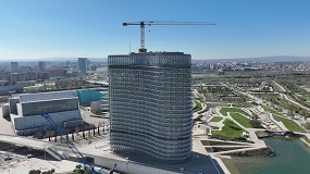 Foto de La gr�a Liebherr 110 EC-B de Gr�as Cerezo trabajar� en la ampliaci�n de la emblem�tica Torre del Agua de Zaragoza