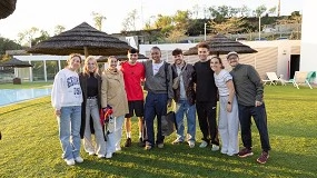 Foto de Decathlon integra a clientes y embajadores en su campaña de verano junto a Pedri e Iniesta