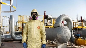Foto de DuPont presenta el traje ligero DuPont Tychem 6000 SFR, que protege a los trabajadores de los riesgos químicos y del incendio súbito