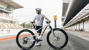 Foto de SCOTT personaliza una Addict RC para el piloto de motos Pedro Acosta
