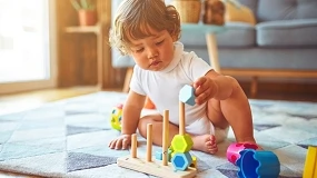 Foto de Primera Infancia, juguetes de aprendizaje para explorar el entorno