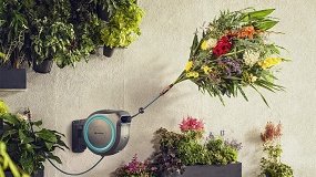 Foto de Portamangueras Mural RollUp de Gardena: jardines y patios ordenados tras el riego