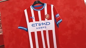 Foto de El Girona FC recupera el pantalón azul en su nueva equipación para la temporada 2026/27