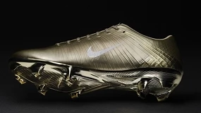 Foto de Nike homenajea a Cristiano Ronaldo con una Mercurial dorada de edición limitada