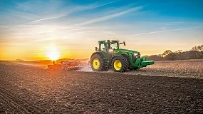 Foto de John Deere apresenta modelos atualizados de tratores 8R, 8RT e 8RX