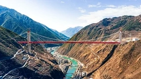 Foto de Tr�s gruas torre Potain MC 480 impulsionam constru��o da ponte sobre o rio Dadu, na China