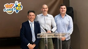 Foto de Toy Planet otorga su Pin de Oro 2026 a Víctor Ayuso, account manager de Zuru Toys
