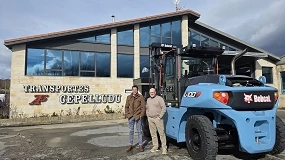 Foto de Transportes Cepelludo adquiere una carretilla elevadora personalizada Bobcat D100S-9