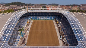 Foto de El estadio de Anoeta se prepara como posible sede para el Mundial 2030, con cuatro gr�as m�viles Liebherr