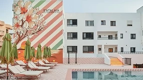 Foto de Almo Studio transforma la golden hour de Ibiza en la nueva identidad de S'Atalaia Apartments