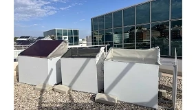 Foto de Un estudio comprueba que los paneles solares semitransparentes reducen la temperatura y las necesidades de riego en invernaderos