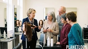 Foto de La nueva formación en peluquería sale del aula y entra en el salón