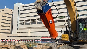 Foto de Un martillo TABE MT 30 participa en el desmantelamiento del Hospital 12 de Octubre
