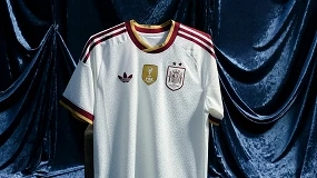 Foto de adidas presenta la camiseta de visitante de España con las dos estrellas