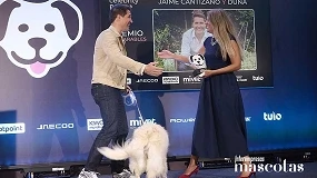 Foto de Kiwoko entrega a Jaime Cantizano el Premio Inseparables en los II Celebrity Pets Awards