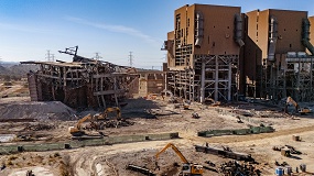 Foto de Liebherr participa en la demolición de la central termoeléctrica de Sines