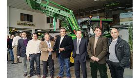 Foto de John Deere entrega el tractor 5093E con pala sorteado en FIMA 2012