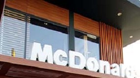 Foto de La puerta K190 de Kawneer, especificada por McDonalds para sus restaurantes en Espaa