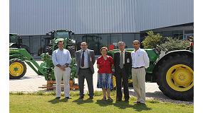 Foto de John Deere entrega un tractor y un motor a la Universidad Politcnica de Madrid