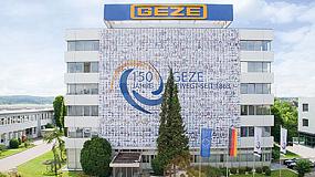 Foto de GEZE cubre su fachada con las imgenes de sus cerca de 2.600 empleados