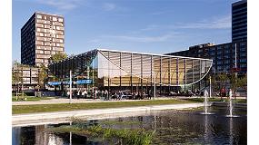 Foto de El roble rojo estadounidense viste el nuevo pabelln estudiantil de la Universidad Erasmus, en Rotterdam