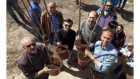 Foto de Mathias Carlbaum planta el primer rbol del Bosque Scania, un pulmn en la Pennsula Ibrica
