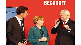 Foto de La canciller federal alemana Angela Merkel visit el stand de Beckhoff en la Feria de Hanver