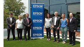 Foto de La alcaldesa de Sant Cugat del Valls, Merc Conesa, visita las instalaciones de Epson
