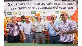 Foto de Multitudinario reparto de fruta en Madrid en protesta por el veto de Rusia a las exportaciones europeas