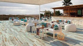 Foto de Summer trends and proposals to cover the outdoor floors of patios, porches, terraces and gardens